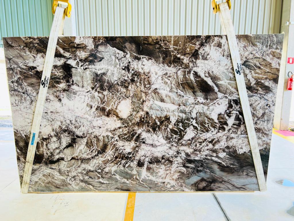 Vittara Crystal 3cm · Polished slab, full view