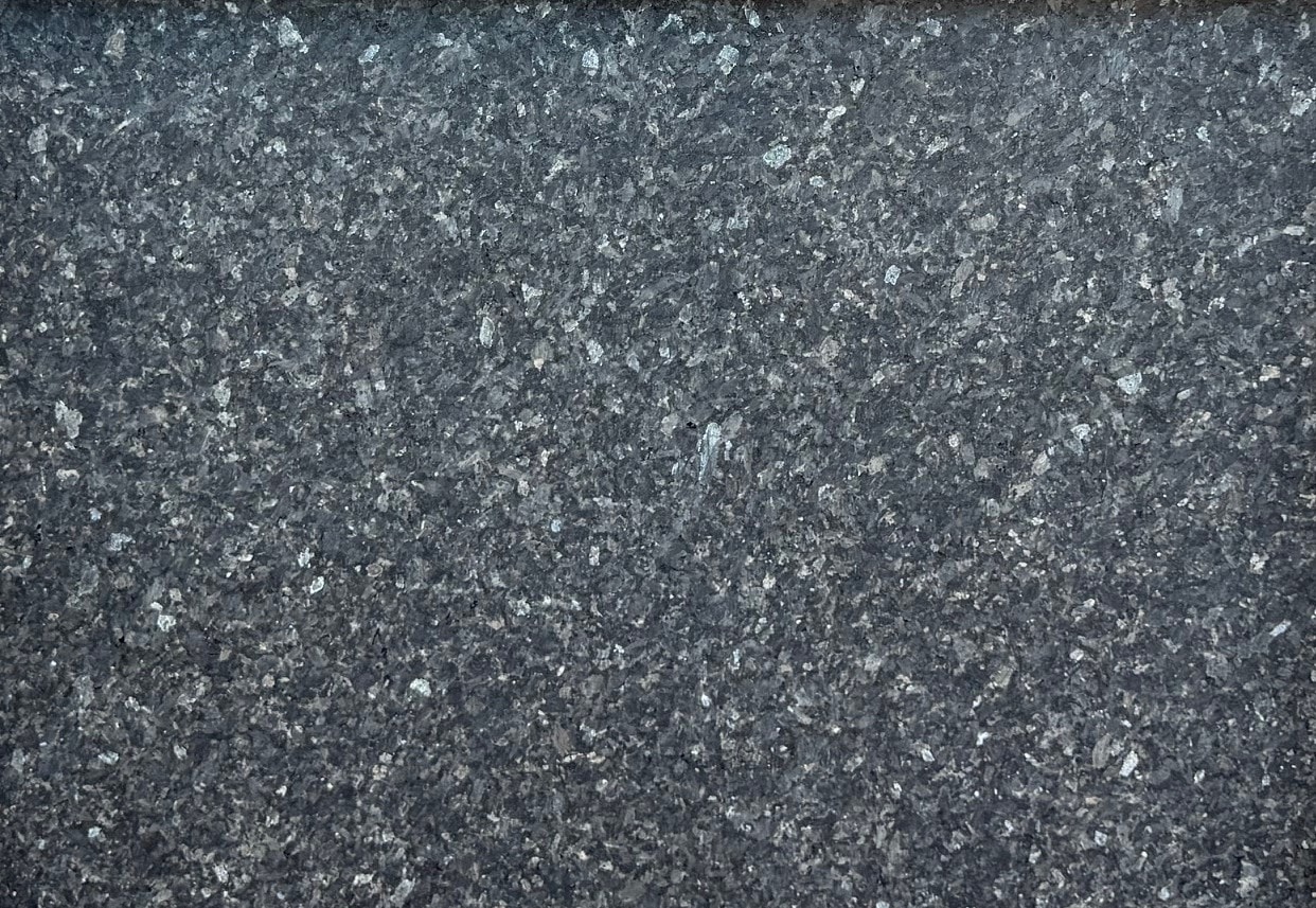 Marina Pearl Leathered 2cm · Leathered slab, full view