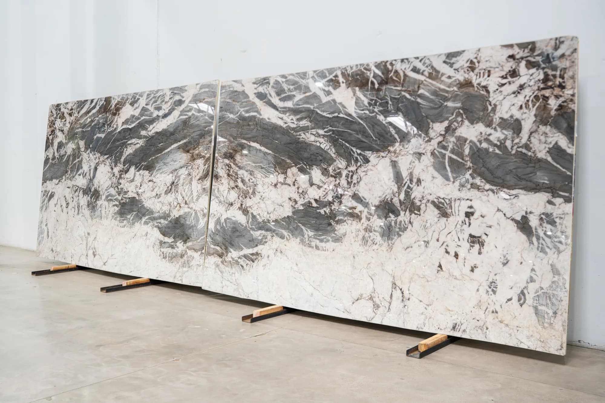 Slab aisles inside the Aracruz RE warehouse